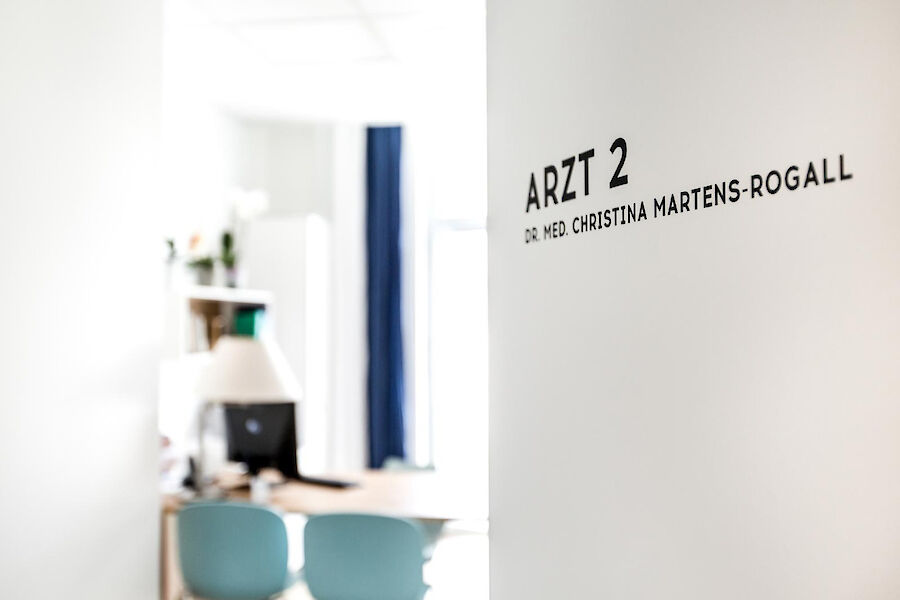 Türe mit Blick ins Ärztezimmer  von Dr. med. Christina Martens-Rogall