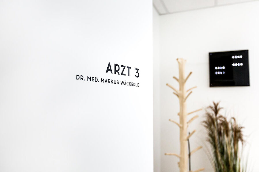 Türe mit Blick ins Ärztezimmer  von Dr. med. Markus Wäckerle