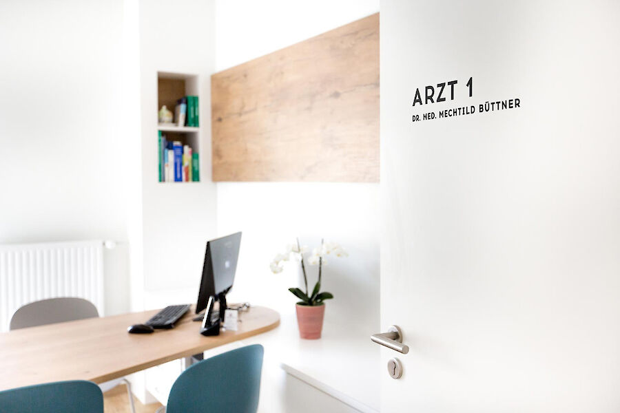 Türe mit Blick ins Ärztezimmer  von Dr. med. Mechtild Büttner